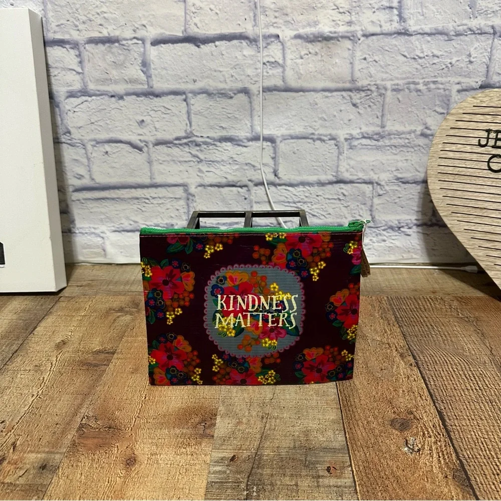 NATURAL LIFE RECYCLED ZIP POUCH KINDNESS MATTERS